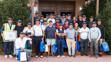 Jugadores y organizadores posan juntos tras el Torneo Solidario a beneficio de la Asociación Española Contra el Cáncer en Madrid..