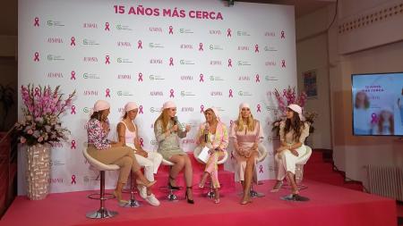 De izquierda a derecha, Chenoa, Virginia Torrecilla, Ana Locking, Terelu Campos, Marta Sánchez y Almudena Cid, interviniendo en una mesa redonda sobre el cáncer de mama y sus experiencias personales.