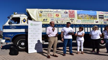 Javier Prado, vicepresidente de la Asociación en Madrid, da la bienvenida a los camioneros andaluces.