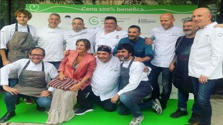 Los chefs participantes en la cena solidaria, fotografiados junto al anfitrión Andrea Tumbarello y la presidenta de la Asociación en Madrid, Laura Ruiz de Galarreta (abajo, en el centro).