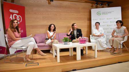 La mesa de diálogo, desde la izquierda, con Marta Puyol, Mar Amate, Conchita y las pacientes María José y Ana.