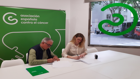 Jaime Bellido, vicepresidente de la Asociación en Illes Balears, y Maria Bennàssar, educadora social del equipo de Fundación Shambhala, en el momento de la firma del convenio.