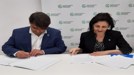 El presidente de la Asociación en Illes Balears, Dr. José Reyes, y la directora del Centro Asociado a la UNED en el archipiélago, Judit Vega, firmando el Convenio.