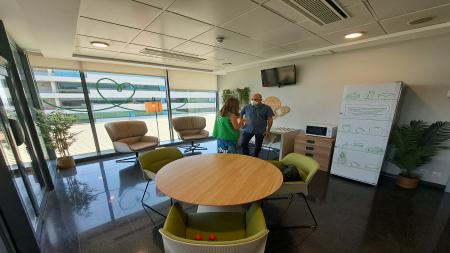 Espacio interior de la Sala de Pacientes y Familiares de la planta de Oncología de HUSE tras el Proyecto de Humanización.