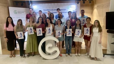 Imagen de los estudiantes beneficiados por las ayudas de laboratorio, con miembros de la Asociación y Fundación.