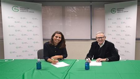 Foto de la firma entre Ramón Reyes y Ana Pastor