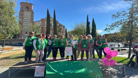 Campaña de cáncer de mama de la Asociación en Pinto, donde aparece Pilar González leyendo el manifiesto.