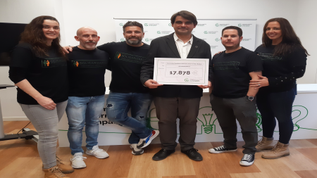 Momento de la entrega del donativo de 17.878 € por parte del grupo SolidarizarTES al presidente de la Asociación en Illes Balears, Dr. José Reyes.
