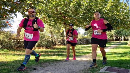 Daniel Domínguez (izq.), Raquel Sanz y Gabriel Dominguez, de 'Domysan Corredor@s BCM', completando los 10 kilómetros del II Trailcáncer de Madrid.