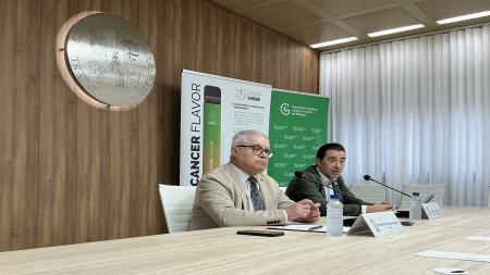 El rector de la Universidad de Extremadura, Pedro M. Fernández Salguero, y el representante autonómico de la Asociación Española Contra el Cáncer, Miguel Ángel Mendiano.