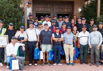 Jugadores y organizadores posan juntos tras el Torneo Solidario a beneficio de la Asociación Española Contra el Cáncer en Madrid..