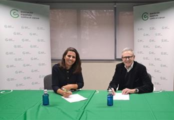 Foto de la firma entre Ramón Reyes y Ana Pastor